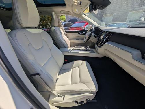 Crystal White Metallic 2023 Volvo XC60 Recharge Plug-In Hybrid T8 Plus Bright Theme