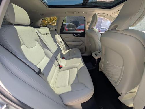 Crystal White Metallic 2023 Volvo XC60 Recharge Plug-In Hybrid T8 Plus Bright Theme