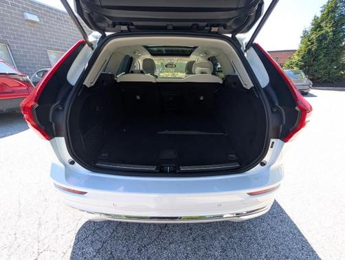 Crystal White Metallic 2023 Volvo XC60 Recharge Plug-In Hybrid T8 Plus Bright Theme