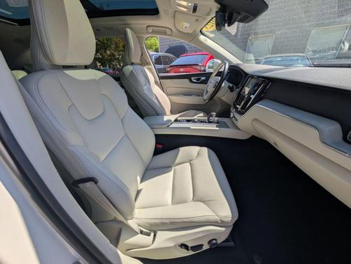 Crystal White Metallic 2023 Volvo XC60 Recharge Plug-In Hybrid T8 Plus Bright Theme