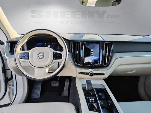Crystal White Metallic 2023 Volvo XC60 Recharge Plug-In Hybrid T8 Plus Bright Theme