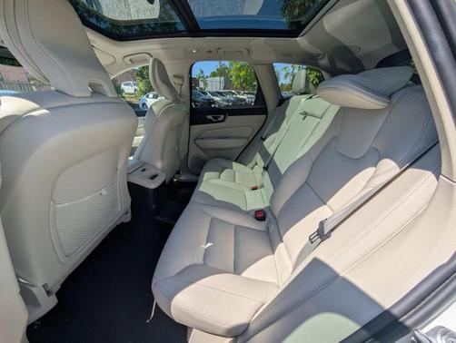Crystal White Metallic 2023 Volvo XC60 Recharge Plug-In Hybrid T8 Plus Bright Theme