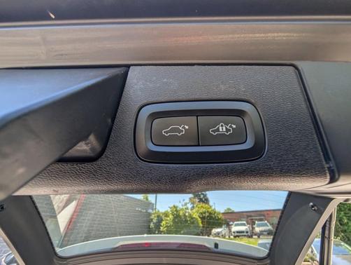 Crystal White Metallic 2023 Volvo XC60 Recharge Plug-In Hybrid T8 Plus Bright Theme
