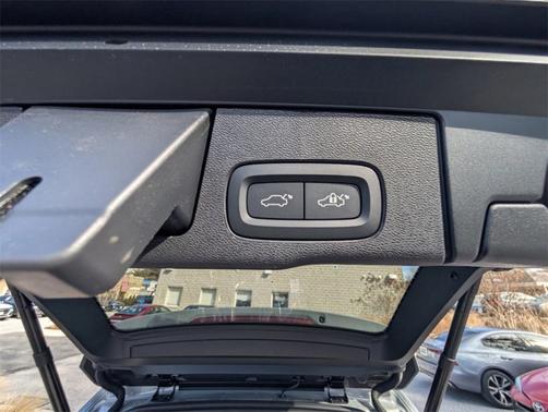 2025 Volvo XC60 Plug-In Hybrid T8 Ultra