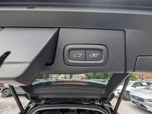 Onyx Black Metallic 2026 Volvo XC60 B5 Ultra