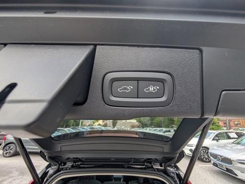 Onyx Black Metallic 2026 Volvo XC60 B5 Ultra