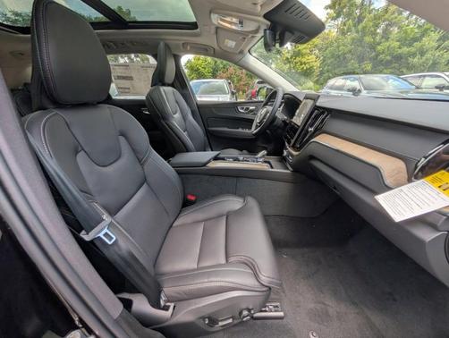 Onyx Black Metallic 2026 Volvo XC60 B5 Ultra