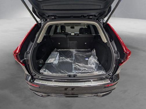 Onyx Black Metallic 2026 Volvo XC60 B5 Ultra