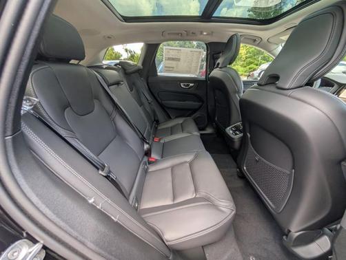 Onyx Black Metallic 2026 Volvo XC60 B5 Ultra