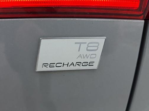 Metallic 2024 Volvo XC60 Recharge Plug-In Hybrid T8 Plus Dark Theme