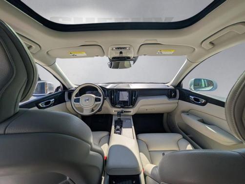 Crystal White Metallic 2020 Volvo XC60 T5 Inscription