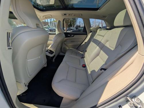 Crystal White Metallic 2020 Volvo XC60 T5 Inscription