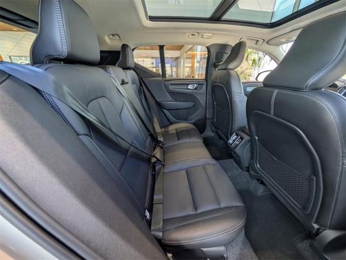 2025 Volvo XC40 B5 Ultra Dark Theme
