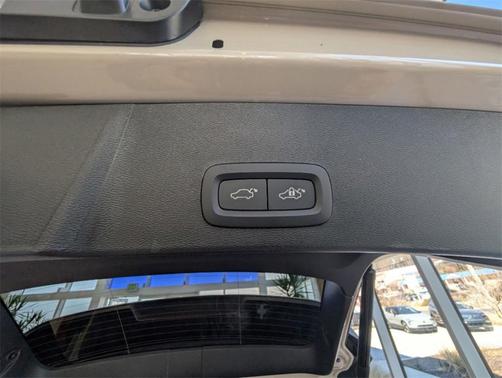 2025 Volvo XC40 B5 Ultra Dark Theme