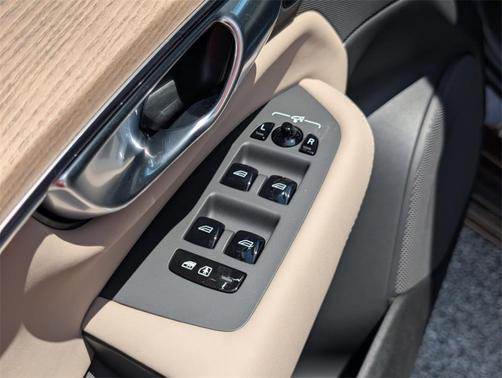 2025 Volvo XC90 B5 Core