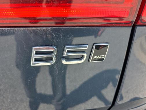 Denim Blue Metallic 2024 Volvo XC60 B5 Ultimate Dark Theme