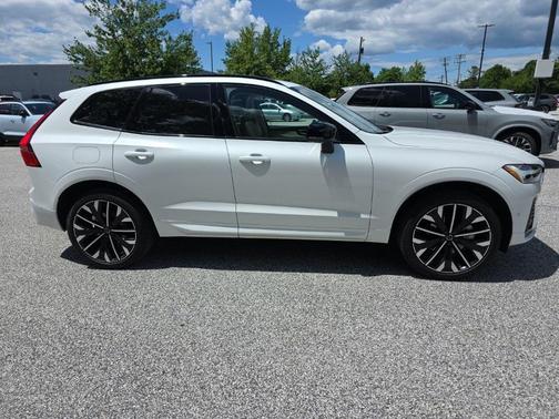 Crystal White Metallic 2026 Volvo XC60 B5 Ultra