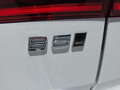Crystal White Metallic 2026 Volvo XC60 B5 Ultra