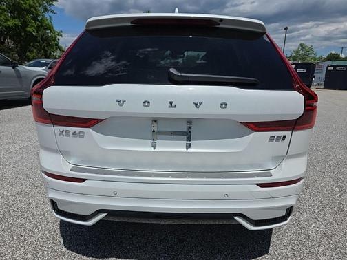 Crystal White Metallic 2026 Volvo XC60 B5 Ultra