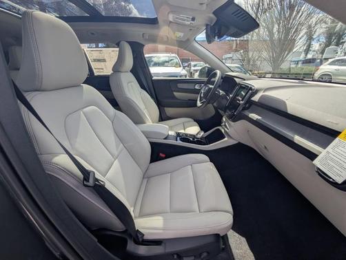 Forest Green 2026 Volvo XC40 B5 Ultra