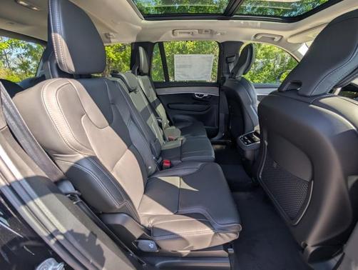 Onyx Black Metallic 2026 Volvo XC90 B6 Ultra 7-Seater