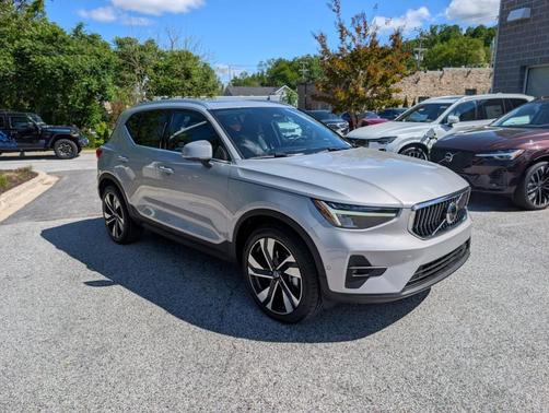 Silver 2023 Volvo XC40 B5 Ultimate Bright Theme