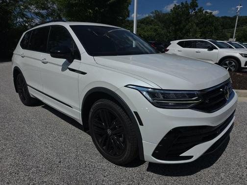 Oryx White Pearl Effect 2022 Volkswagen Tiguan 2.0T SE R-Line Black