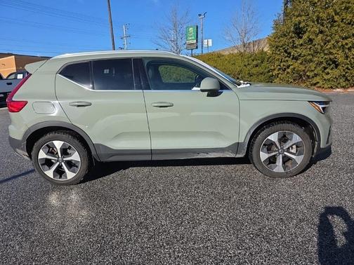 2023 Volvo XC40 B5 Ultimate Bright Theme