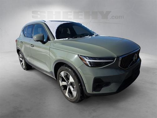 2023 Volvo XC40 B5 Ultimate Bright Theme
