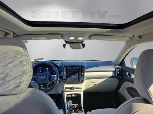 2023 Volvo XC40 B5 Ultimate Bright Theme