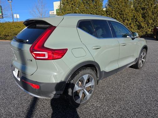 2023 Volvo XC40 B5 Ultimate Bright Theme