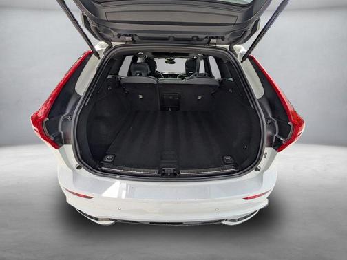 2022 Volvo XC60 B5 R-Design