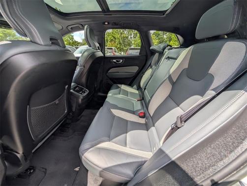 2022 Volvo XC60 B5 R-Design