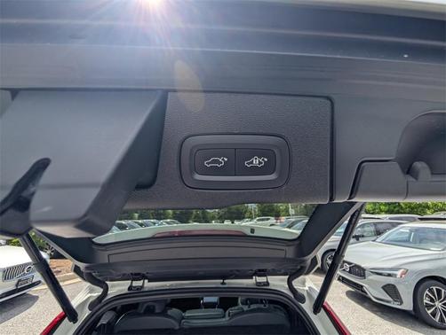 2022 Volvo XC60 B5 R-Design