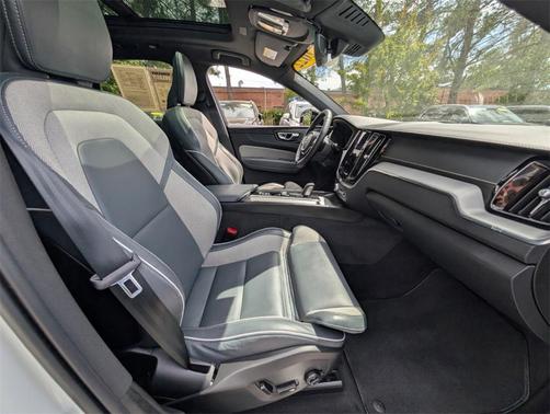 2022 Volvo XC60 B5 R-Design