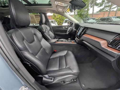 2024 Volvo XC60 B5 Plus Dark Theme