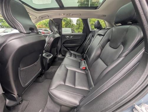 2024 Volvo XC60 B5 Plus Dark Theme