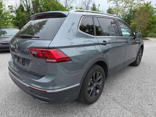 Platinum Gray Metallic 2024 Volkswagen Tiguan 2.0T SE