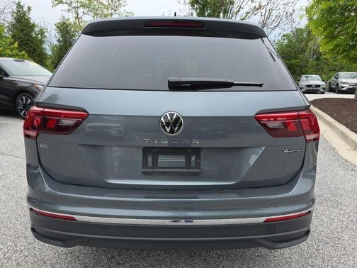 Platinum Gray Metallic 2024 Volkswagen Tiguan 2.0T SE
