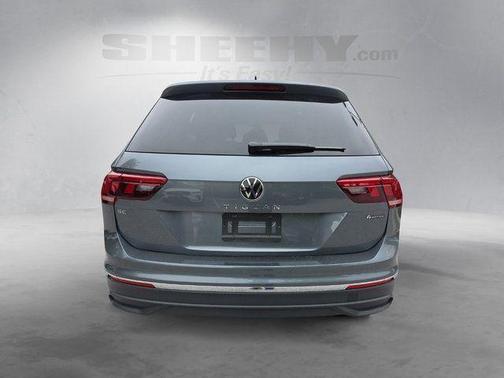 Platinum Gray Metallic 2024 Volkswagen Tiguan 2.0T SE