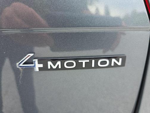 Platinum Gray Metallic 2024 Volkswagen Tiguan 2.0T SE