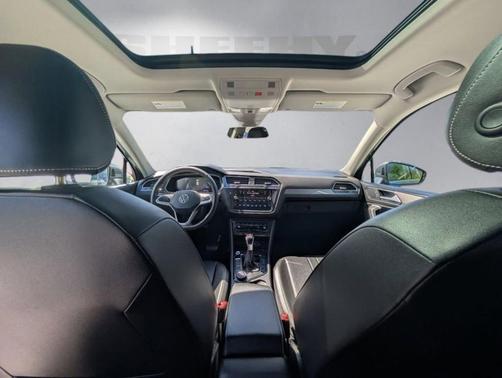 Platinum Gray Metallic 2024 Volkswagen Tiguan 2.0T SE