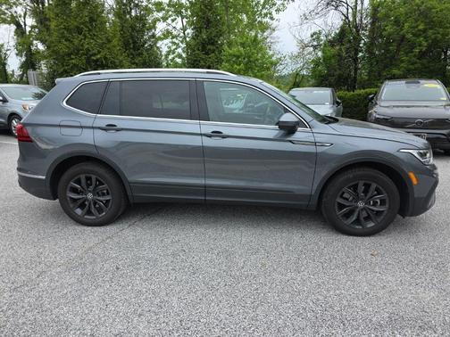 Platinum Gray Metallic 2024 Volkswagen Tiguan 2.0T SE