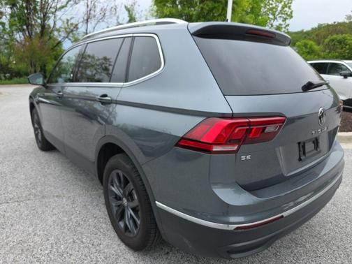 Platinum Gray Metallic 2024 Volkswagen Tiguan 2.0T SE