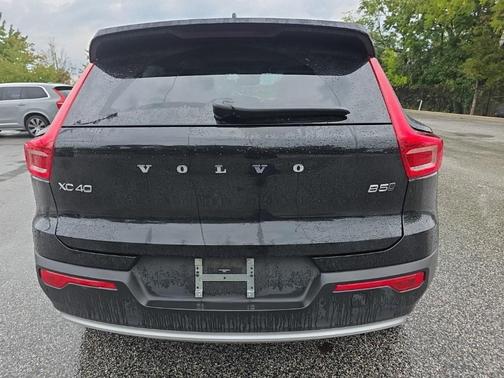 2025 Volvo XC40 B5 Core Bright Theme