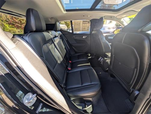 2025 Volvo XC40 B5 Core Bright Theme
