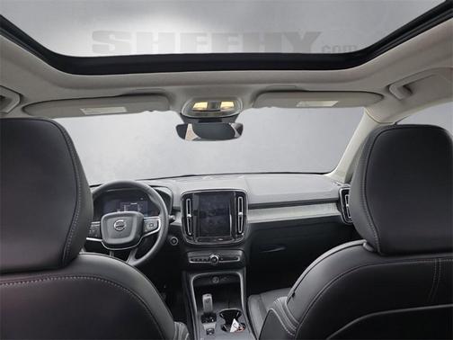 2025 Volvo XC40 B5 Core Bright Theme