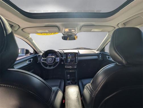 2025 Volvo XC40 B5 Core Bright Theme