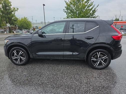 2025 Volvo XC40 B5 Core Bright Theme
