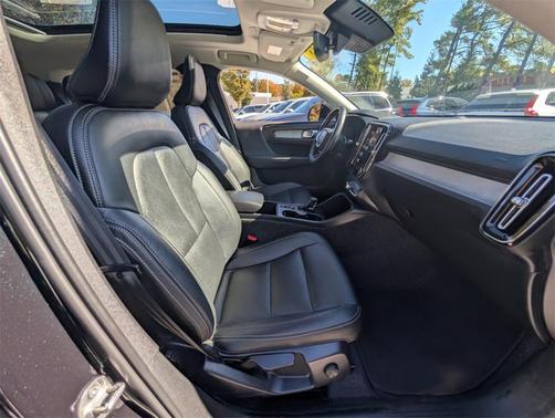 2025 Volvo XC40 B5 Core Bright Theme